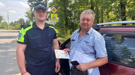 В Старице сотрудники Госавтоинспекции и их юные помощники провели акцию «Водитель, соблюдай ПДД»