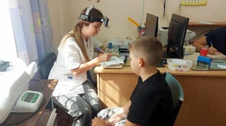 По поручению Виталия Королева медицинские бригады, выезжающие в округа региона для оказания качественной и доступной помощи жителям, усилены детскими врачами