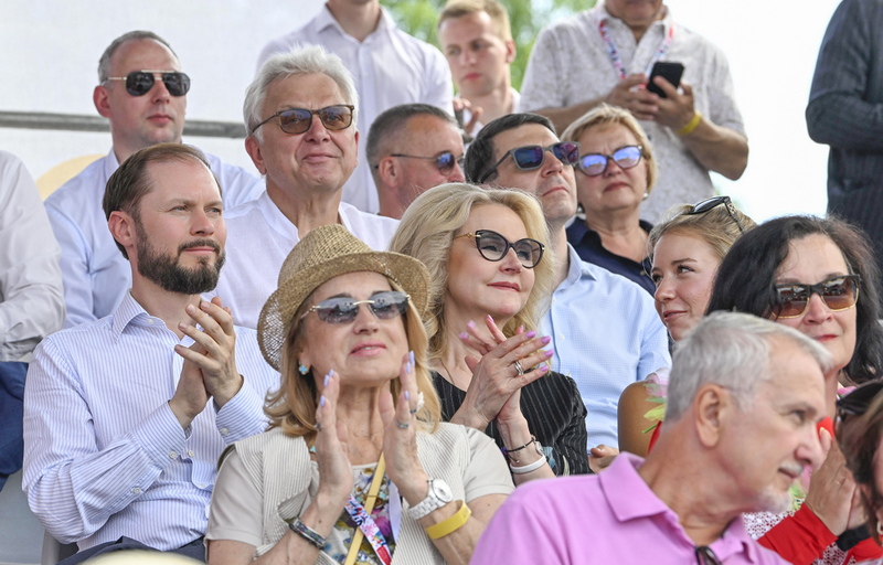 Вице-премьер РФ Татьяна Голикова, полпред Президента России в ЦФО Игорь Щёголев и глава Тверской области Виталий Королев вместе с жителями и гостями Старицы стали зрителями праздничного шествия «Карандаш-феста»