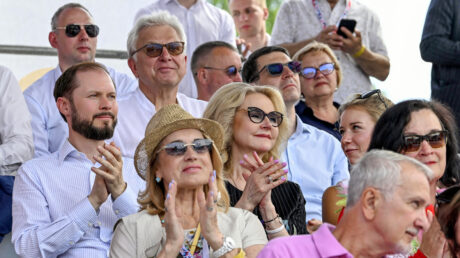 Вице-премьер РФ Татьяна Голикова, полпред Президента России в ЦФО Игорь Щёголев и глава Тверской области Виталий Королев вместе с жителями и гостями Старицы стали зрителями праздничного шествия «Карандаш-феста»