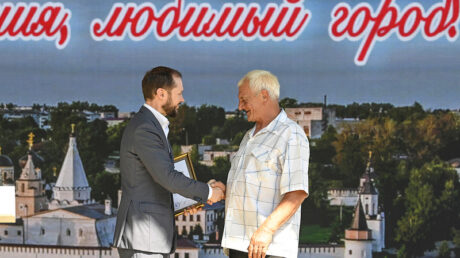 Полпред Президента России в ЦФО Игорь Щёголев и глава Тверской области Виталий Королев в День Старицы отметили вклад жителей округа в развитие малой родины и всего Верхневолжья
