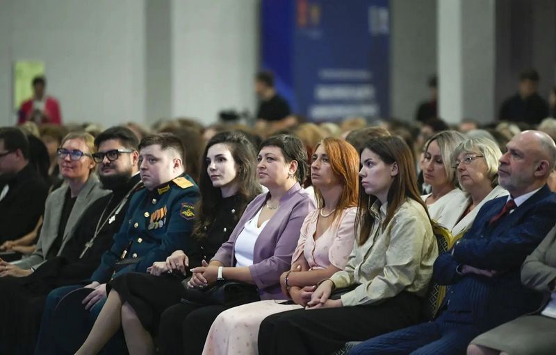Виталий Королев на областной педагогической конференции объявил о решении увеличить в этом году выплату учителям к 1 сентября