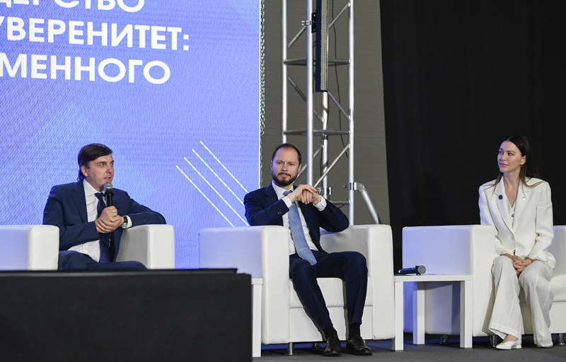 Виталий Королев на областной педагогической конференции объявил о решении увеличить в этом году выплату учителям к 1 сентября