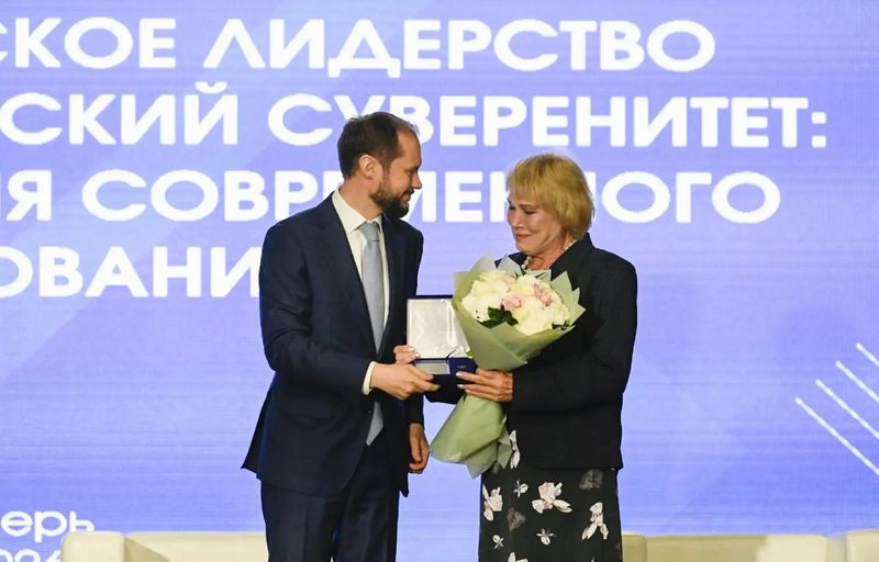 Виталий Королев на областной педагогической конференции объявил о решении увеличить в этом году выплату учителям к 1 сентября