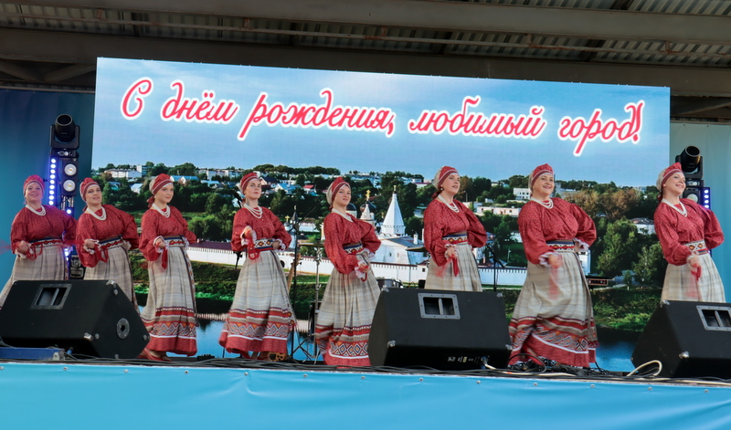 Гостям всегда мы рады и пляшем до упаду!