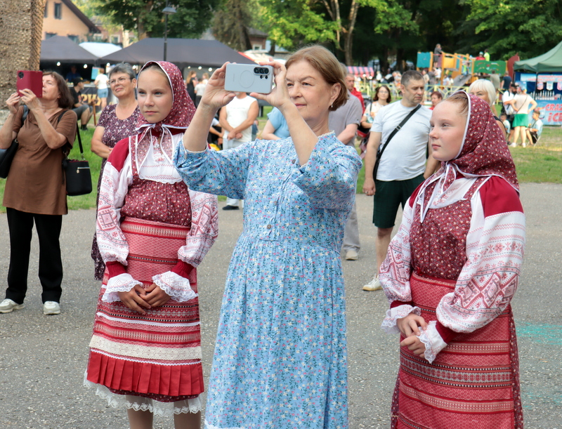Гостям всегда мы рады и пляшем до упаду!