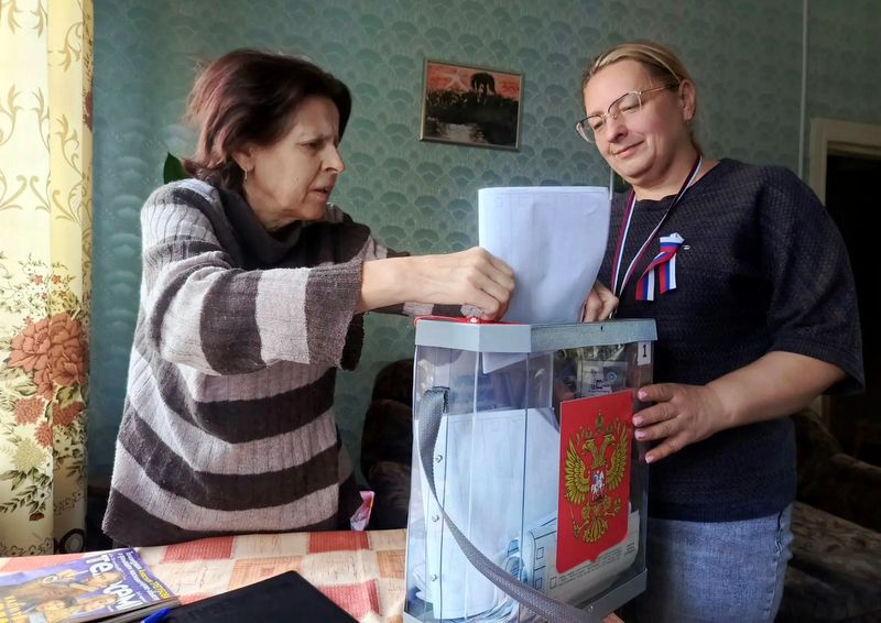 Старичане голосуют и на дому