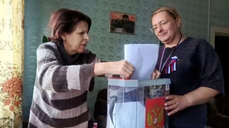 Старичане голосуют и на дому
