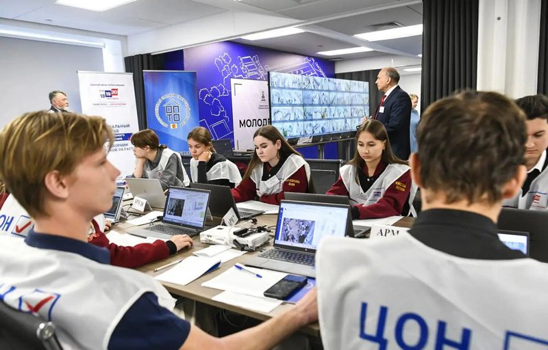 Глава региона Виталий Королев посетил Центр общественного наблюдения за выборами