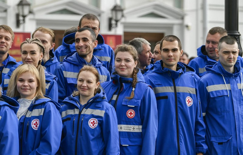 Виталий Королев и Алёна Аршинова приняли участие в торжественной церемонии вручения новых машин скорой помощи