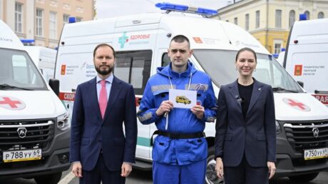 Виталий Королев и Алёна Аршинова приняли участие в торжественной церемонии вручения новых машин скорой помощи