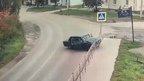 Сотрудники полиции установили водителя, скрывшегося с места ДТП в Старице