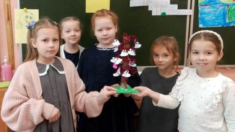 Путешествие в страну добра: как второклассники отметили Всемирный день улыбки
